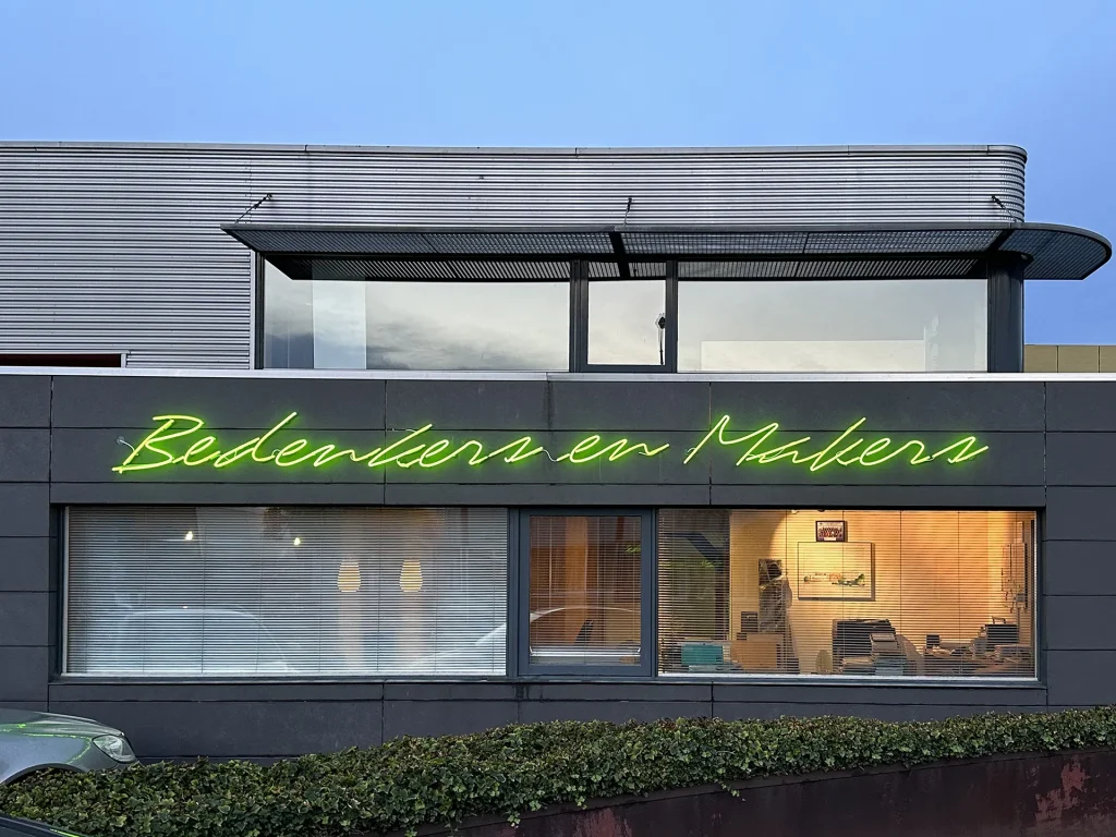 Neon reclame Bedenkers en makers