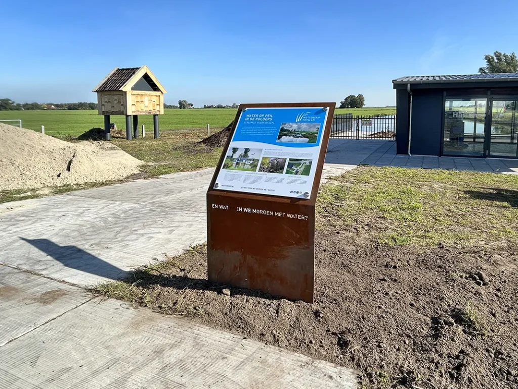 Zuil van cortenstaal met reclamebord