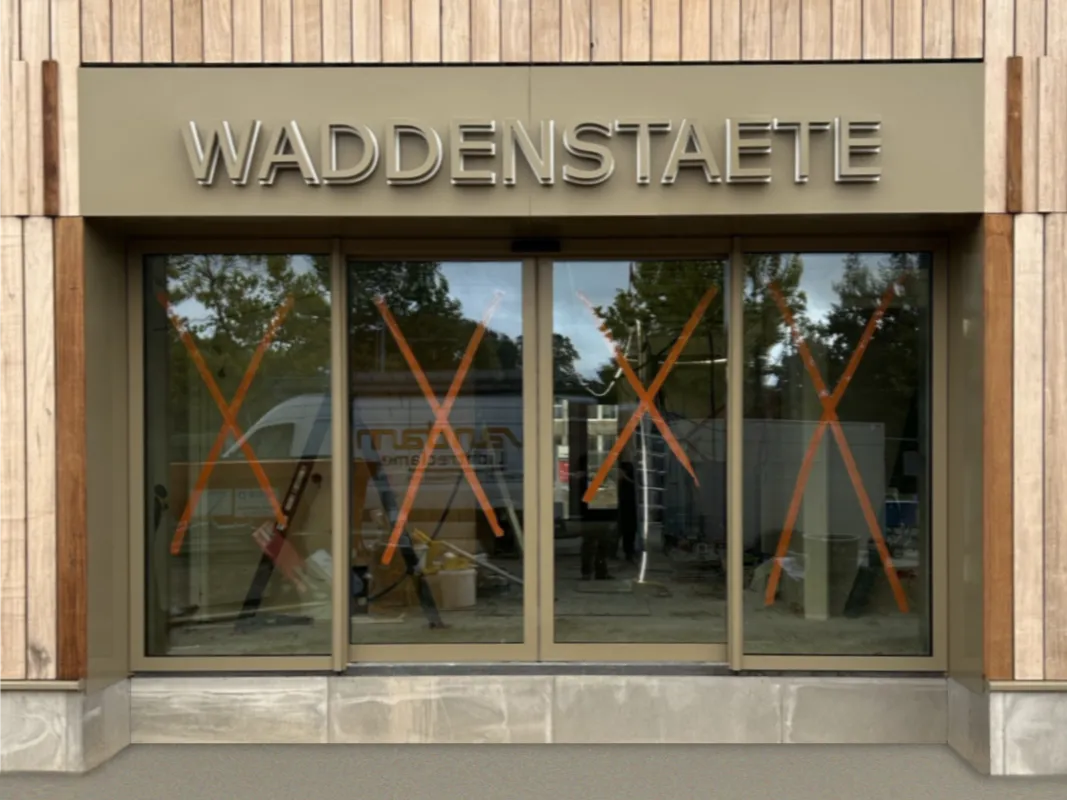 Waddenstaete Delfzijl doosletters achteruitlichtend