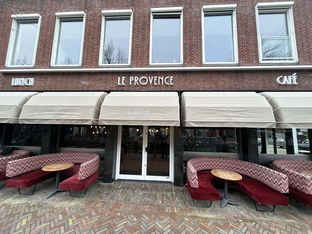 Freesletters op Le Provence gevel